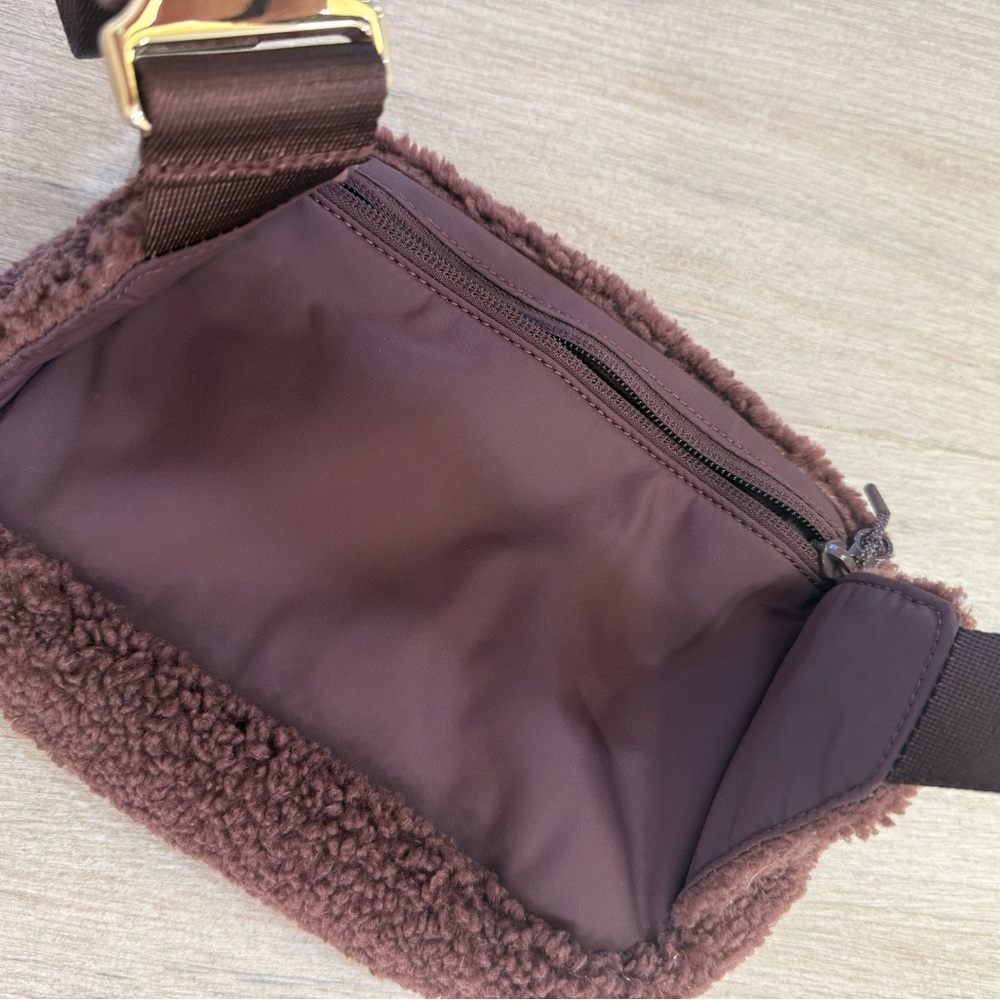 Lululemon Everywhere Belt Bag Crossbody in cozy brown sherpa material travel - Picture 8 of 10